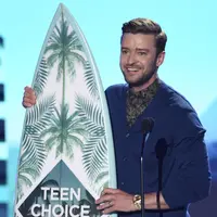 Berbagai ekspresi keceriaan para pemenang Teen Choice Awards 2016  yang digelar di The Forum in Inglewood, California Minggu (31/7) lalu. (Foto: Chris Pizzello/AP/Bintang.com)