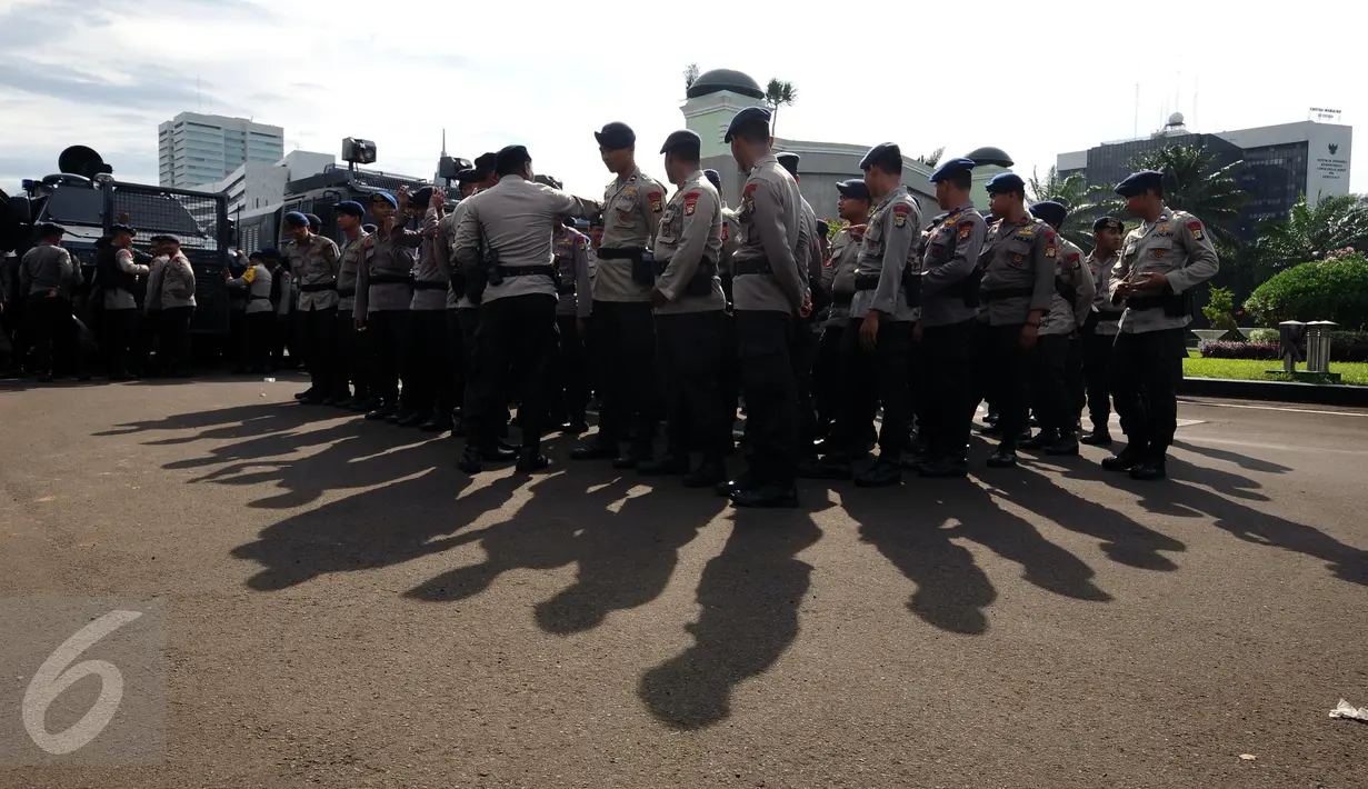 Personel kepolisian dari unsur Brimob melakukan apel sore usai menjalankan tugas pengamanan gedung DPR RI, Jakarta, Kamis (30/3). Pengamanan terkait isu aksi massa pada 30 dan 31 Maret 2017. (Liputan6.com/Helmi Fithriansyah)