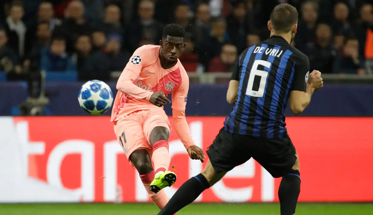 Penyerang Barcelona, Ousmane Dembele melepaskan tendangan dari kawalan bek Inter Milan, Stefan de Vrij saat bertanding pada grup B Liga Champions di Giuseppe Meazza, Italia (6/11). Inter imbang dengan Barcelona 1-1. (AP Photo/Luca Bruno)