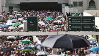 Para jamaah Muslim meninggalkan kompleks Masjidil Haram setelah menunaikan salat di kota suci Mekah pada Minggu 24 Mei 2026, menjelang ibadah haji tahunan. (Zain JAAFAR/AFP)