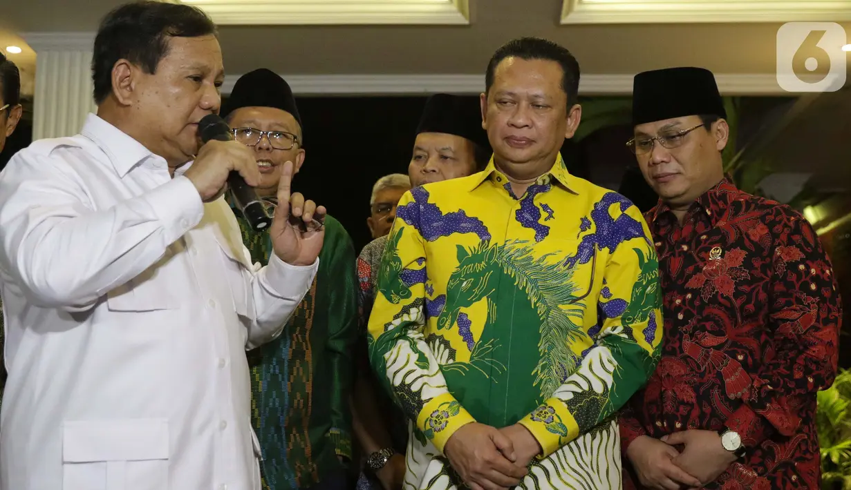 Ketua Umum Partai Gerindra, Prabowo Subianto (kiri) bersama Ketua MPR RI, Bambang Soesatyo serta pimpinan MPR RI memberi keterangan usai melakukan pertemuan di Jakarta, Jumat (11/10/2019). Pertemuan membahas dinamika perpolitikan di tanah air. (Liputan6.com/Helmi Fithriansyah)