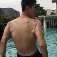 Gaya hot Verrell Bramasta di pinggir kolam renang (via Instagram/verrellbramasta)