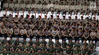 Anggota kepolisian dari berbagai kesatuan mengikuti upacara peringatan HUT ke-72 Bhayangkara di Istora Senayan, Jakarta, Rabu (11/7). Upacara peringatan Hari Bhayangkara 2018 ini dihadiri petinggi negara dan pemerintahan. (Liputan6.com/Johan Tallo)