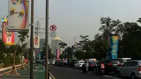 Penampakan jalur sepeda di kawasan Gelora Bung Karno (GBK), Jalan Asia Afrika, Jakarta, Selasa (31/7). Setidaknya ada 13 tiang yang menghalangi jalur sepeda di dekat Gate 1 GBK. (Merdeka.com/Imam Buhori)