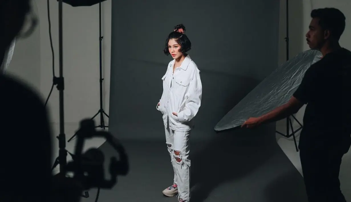 Gaya OOTD Vanesha Prescilla dengan busana white on white saat menjalani pemotretan ini juga menarik perhatian publik. Ia pun terlihat menggunakan makeup dan tatanan rambut sederhana dalam pemotretan tersebut. (Liputan6.com/IG/@vaneshaass)