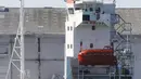 Kapal kargo berbendera Rusia berlabuh di pelabuhan Boulogne-sur-Mer, Prancis utara (26/2/2022). Intersepsi kapal, yang membawa mobil, Sabtu pagi dipicu oleh sanksi keuangan yang dikenakan beberapa hari lalu terhadap Rusia atas invasinya ke Ukraina. (AP Photo/Michel Spingler)