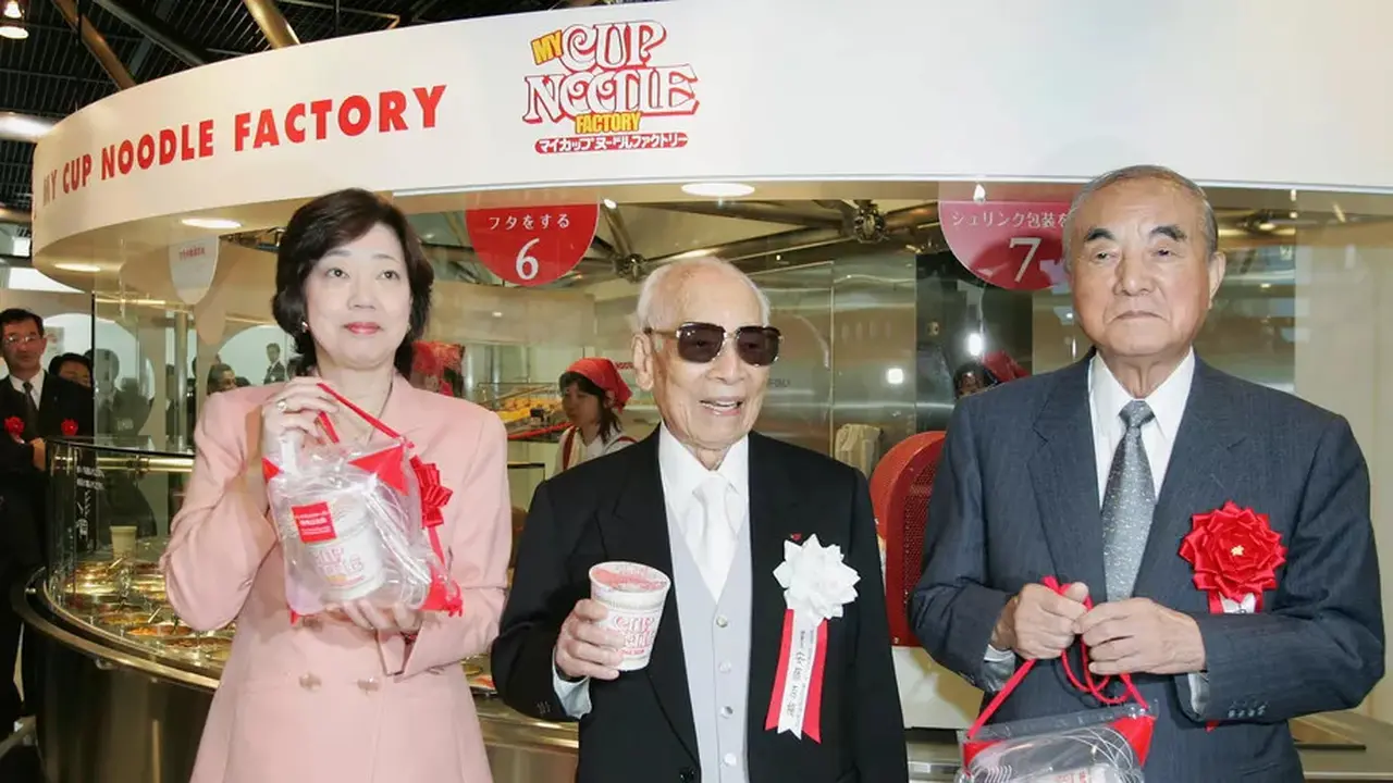 Momofuku Ando (tengah), penemu ramen instan (KAZUHIRO NOGI/AFP)