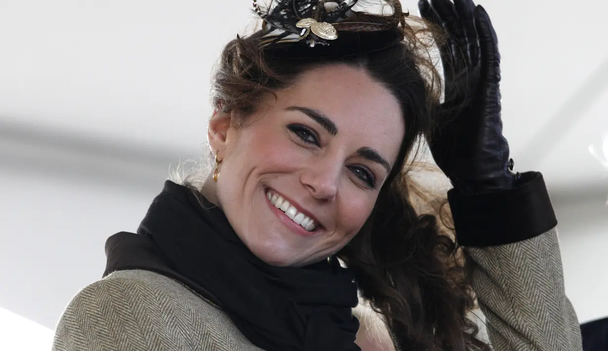 Dilansir dari Cosmopolitan, diketahui Kate Middletin sempat meninggalkan Inggris usai dirinya putus dari Pangeran William. (PHIL NOBLE / POOL / AFP)