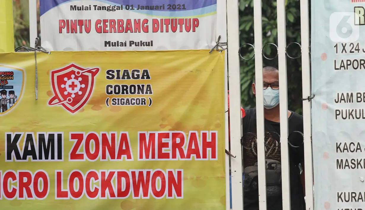 Seorang warga terlihat di kawasan yang menerapkan lockdown skala mikro akibat warga terpapar COVID-19 di RW 03, Kelurahan Gandasari, Kecamatan Jatiuwung, Kota Tangerang, Rabu (9/6/2021). (Liputan6.com/Angga Yuniar)