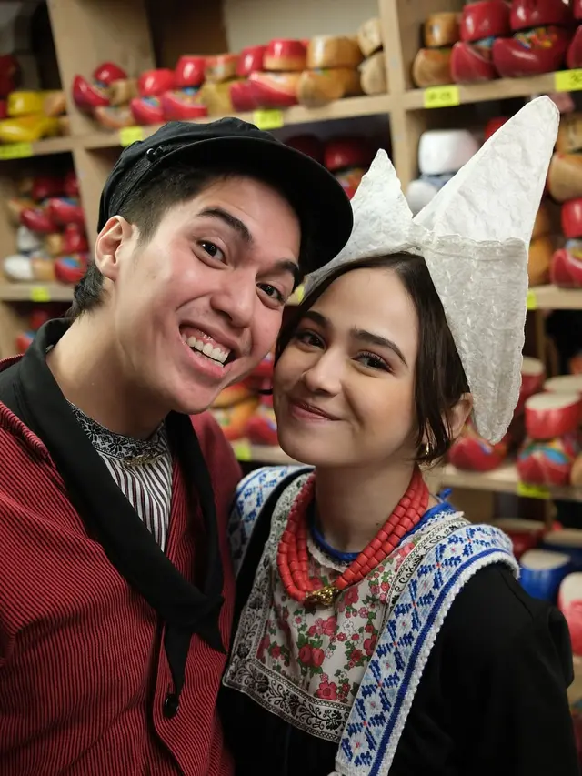 Romantis dan Berbudaya, El Rumi dan Syifa Hadju Tampil Serasi Pakai Baju Tradisional Belanda