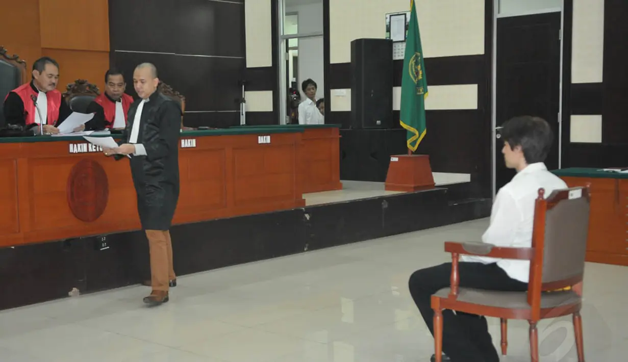 Sidang yang dimulai pukul 13.30 WIB itu mengagendakan pembacaan dakwaan dari pria yang terjerat kasus narkoba tersebut, Rabu (7/5/14). (Liputan6.com/Panji Diksana)