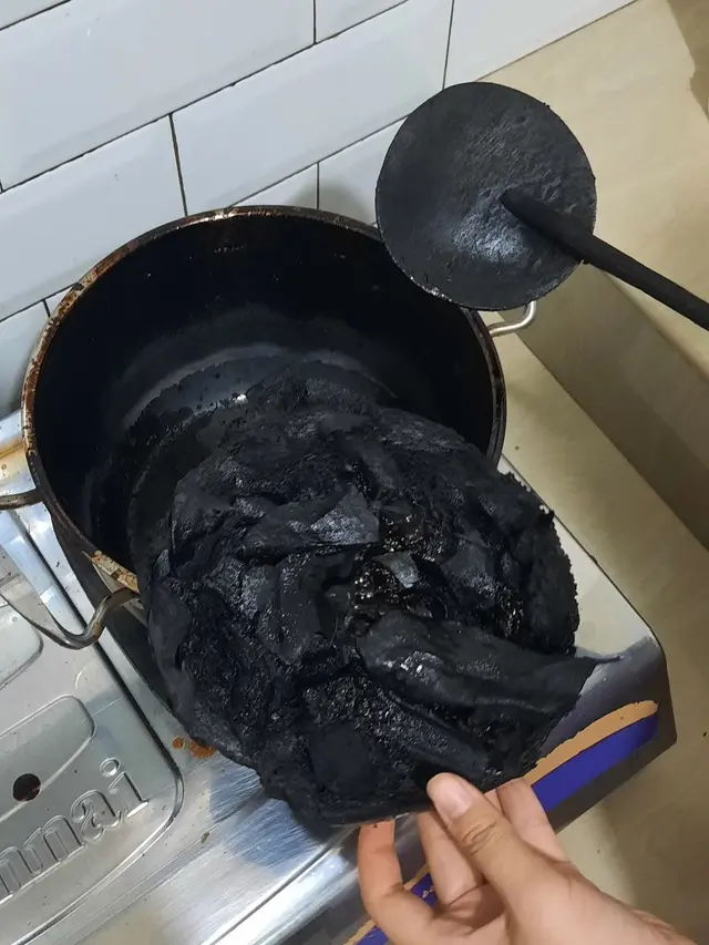 Momen Apes Saat Menghangatkan Makanan, Ada yang Berubah Jadi Arang. (Sumber: Twitter/FOODFESS2)