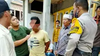 Terduga penghina agama dan penghinaan Alquran dijemput warga ke rumahnya di Pekanbaru. (Liputan6.com/Istimewa)