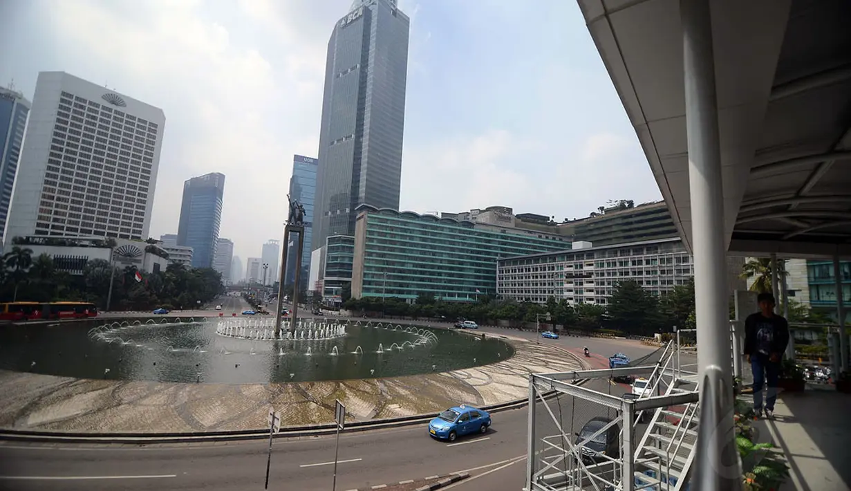 Beberapa ruas jalan di Jakarta tampak lengang saat libur perayaan Natal 2014, (25/12/2014). Kawasan Bundaran Hotel Indonesia yang biasanya ramai, terlihat lengang saat libur perayaan Natal 2014. (Liputan6.com/Miftahul Hayat)
