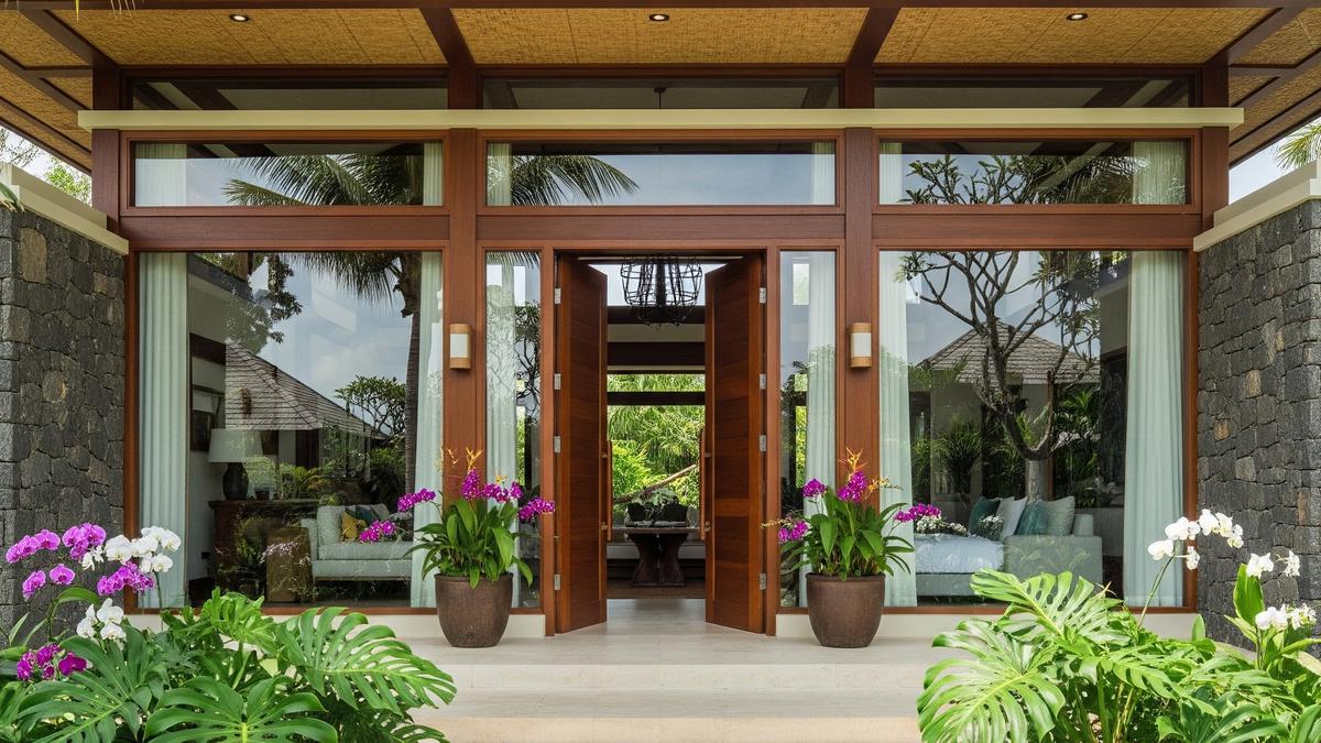 7 Contoh Rumah Kampung Modern 1 Lantai dengan Bukaan Lebar yang Tampak Mewah dari Depan