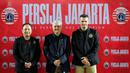 <p>Direktur Utama Persija Jakarta, Ambono Janurianto (tengah) berfoto bersama dengan pelatih baru Persija Jakarta, Carlos Pena (kanan) dan asisten pelatih Ricky Nelson saat konferensi pers yang berlangsung di Nirwana Park, Bojongsari, Sawangan, Sabtu (29/06/2024). (Bola.com/Bagaskara Lazuardi)</p>