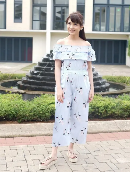 Seperti ini misalnya, Chelsea mengenakan jumpsuit bermodel off shoulder dan bermotif bunga-bunga kecil. Tubuh mungilnya tampak memesona dan menggemaskan, apalagi rambut Chelsea kini semakin panjang. (Instagram/chelseaolivia)