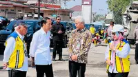 Presiden Joko Widodo atau Jokowi meninjau perbaikan jalan Solo-Gemolong-Purwodadi di Jawa Tengah, Minggu (23/7/2023).&nbsp;(Foto: Laily Rachev - Biro Pers Sekretariat Presiden)