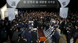 Pasukan Militer Korea Selatan saat melakukan prosesi pemakaman mantan Presiden Korea Selatan Kim Young - sam di pemakaman nasional, Seoul , Korea Selatan, (26/11). Kim Young - sam  meninggal dunia di usia ke-87. (REUTERS/Kim Hong - Ji)