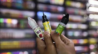 Pekerja menunjukkan liquid untuk rokok elektrik atau vapor pada salah satu toko di Jakarta, Kamis (25/1/2024). (Liputan6.com/Faizal Fanani)