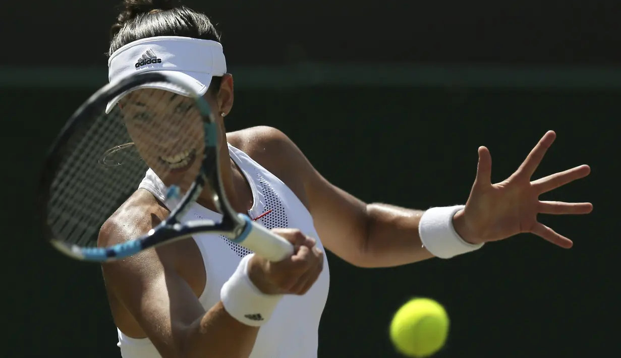 Aksi Garbine Muguruza mengembalikan bola kearah lawannya Angelique Kerber tunggal putri hari ketujuh di Wimbledon Tennis Championships, London, (10/7/2017). Garbine menang 4-6, 6-4, 6-4. (AP/Tim Ireland)