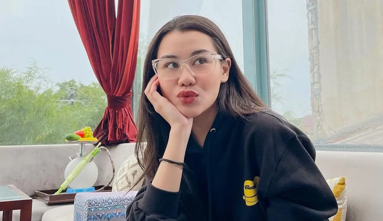 Putri Reza Artamevia ini kini sudah menginjak usia 20 tahun dan sering tampilkan gayanya yang modis. Ia beberapa kali unggah foto fashionable dengan kacamata. (Liputan6.com/IG/@aaliyah.massaid)