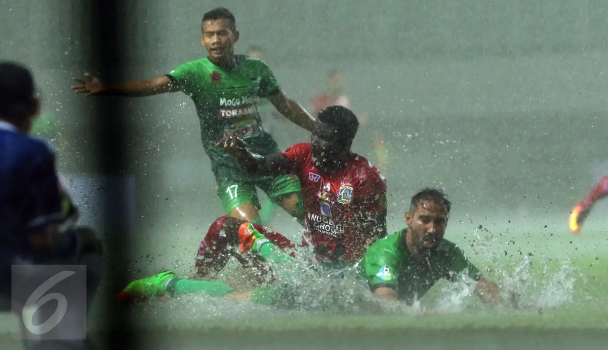 Penyerang PS TNI Elio Bruno Teixeira (bawah) terjatuh saat berebut bola dengan pemain Persiba dilanjutan Liga 1 Indonesia di Stadion Pakansari, Kab Bogor, Jumat (5/5). Laga kedua tim berakhir imbang 1-1. (Liputan6.com/Helmi Fithriansyah)