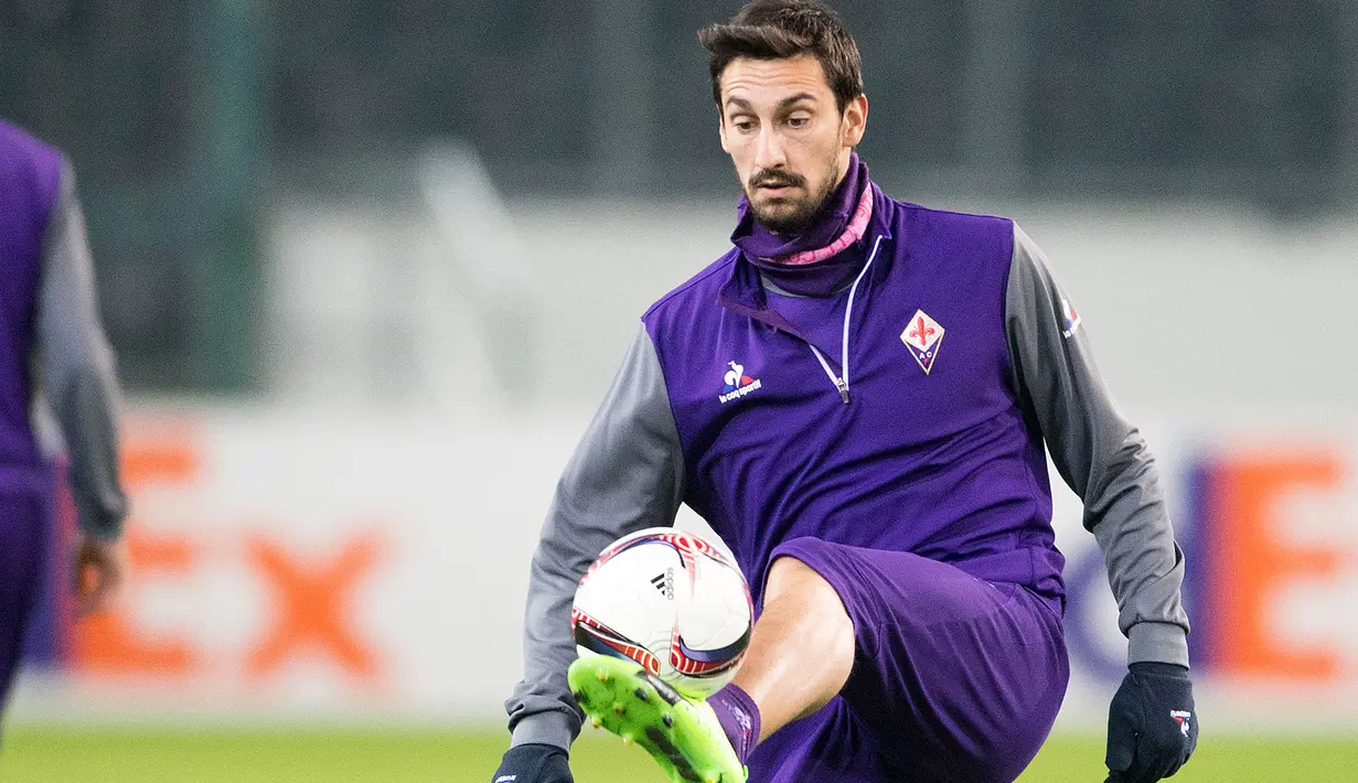 Foto pada tanggal 15 Februari 2017, Kapten Fiorentina Davide Astori saat mengikuti latihan di Moenchengladbach, Jerman. Bek dengan tinggi 188 cm ini merupakan jebolan akademi AC Milan. (Marius Becker / dpa via AP)