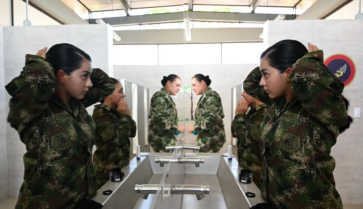 Tentara sangat bergantung pada rekrutan muda itu untuk menjadi staf, melindungi infrastruktur, dan menjalankan tugas administratif, sementara tentara profesionalnya menghadapi geng perdagangan narkoba dan kelompok pemberontak. (AFP/Raul Arboleda)