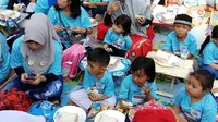 Gerakan Sarapan Padat Bernutrisi dengan roti yang dilakukan dari berbagai PAUD di Jakarta Pusat pada Sabtu (7/9/2019). (Liputan6.com/Fitri Haryanti Harsono)