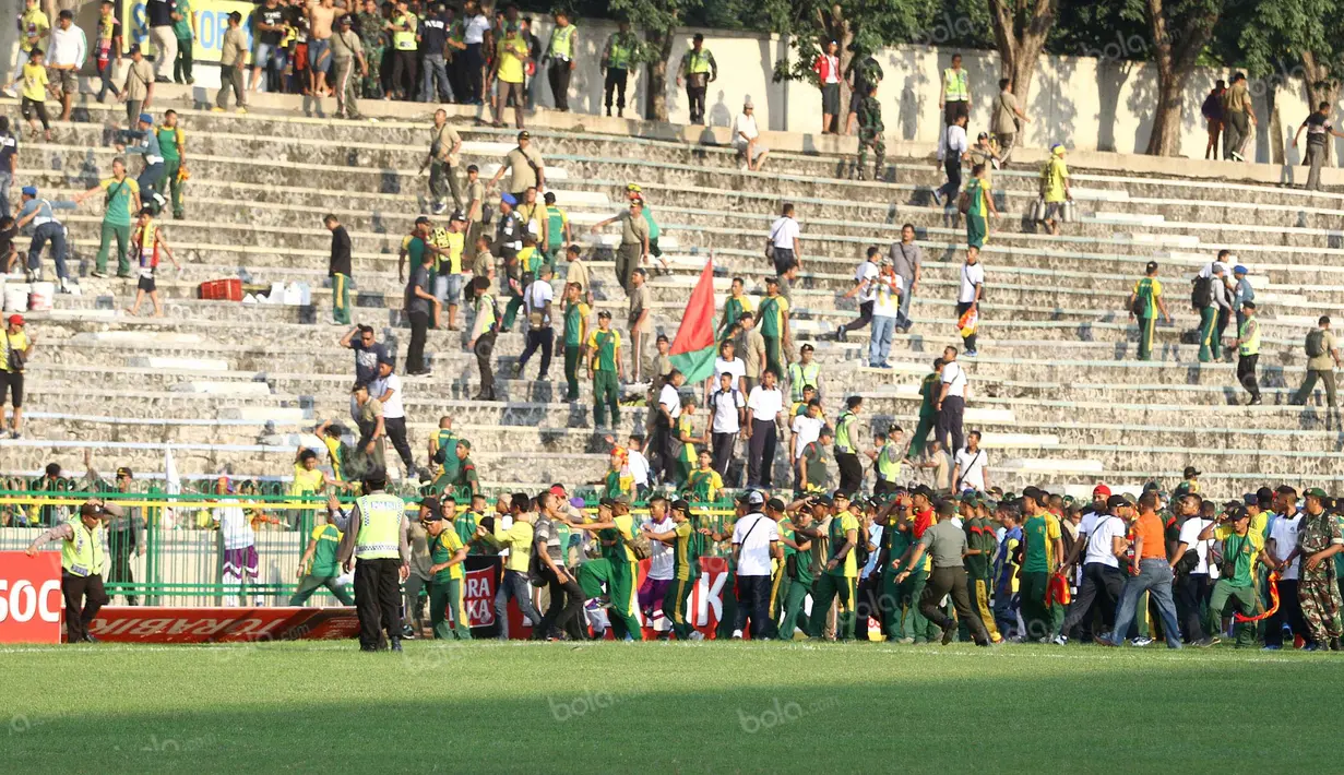 Pertandingan Gresik United melawan PS TNI di Stadion Tri Dharma, Gresik, Minggu (22/5/2016) sempat dihentikan wasit karena terjadi keributan antar suporter. (Bola.com/Fahrizal Arnas)