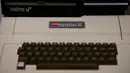 Momentum peringatan 50 tahun ini juga menjadi kesempatan bagi Apple untuk mengenang perjalanan panjang perusahaan. Tampak dalam foto, komputer mikro Apple II tahun 1977 dipajang di Museum Apple baru yang menelusuri 50 tahun inovasi merek ikonik tersebut, di Utrecht, Belanda, Rabu, 1 April 2026. (AP Photo/Peter Dejong)
