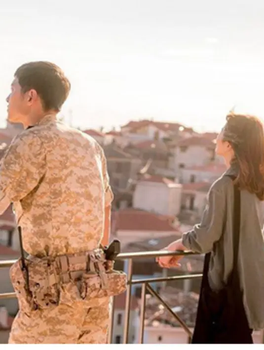 Tak hanya itu kedua pasangan inipun sukses buat penggemarnya jadi klepek-klepek. Berkat chemistry dan suguhan akting yang sempurna, para fans pun inginkan Song Joong Ki dan Song Hye Kyo pacaran didunia nyata. (viainstagram@kyo1122/Bintang.com)