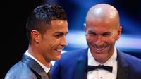 Bintang Real Madrid, Cristiano Ronaldo meraih penghargaan pemain terbaik dan pelatih Real Madrid, Zinedine Zidane memenangi penghargaan pelatih terbaik dalam acara The Best FIFA Football Awards 2017 di London, Inggris, Senin (23/10). (AP/Alastair Grant)