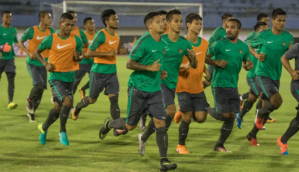 Para pemain timnas Indonesia melakukan latihan ringan jelang laga persahabatan melawan Malaysia di Stadion Manahan, Solo, Jawa Tengah, Senin (5/9/2016). (Bola.com/Vitalis Yogi Trisna)