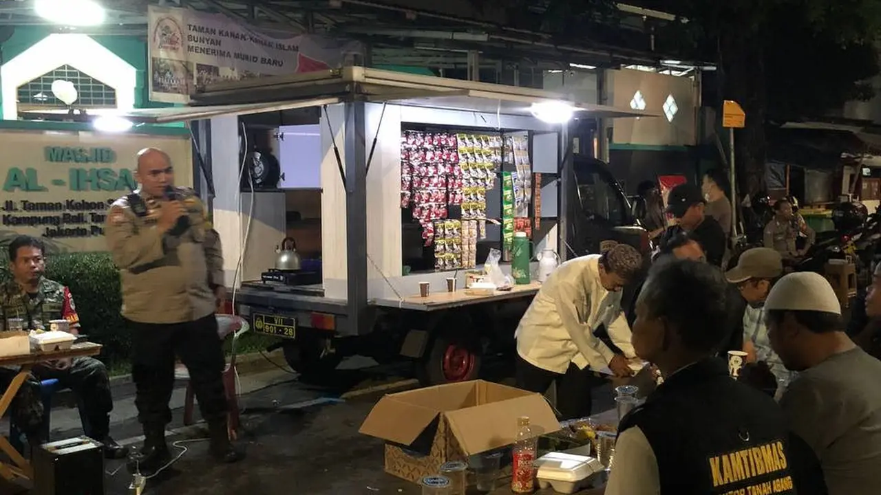 Satbinmas Polres Jakpus gunakan mobil ngopi untuk cegah tawuran