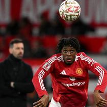 Bek Manchester United asal Denmark bernomor punggung 13, Patrick Dorgu, melakukan lemparan ke dalam selama pertandingan putaran keempat Piala FA Inggris antara Manchester United dan Leicester City di Old Trafford di Manchester, Inggris barat laut, Sabtu dini hari WIB (8-2-2025). (Oli SCARFF/AFP)