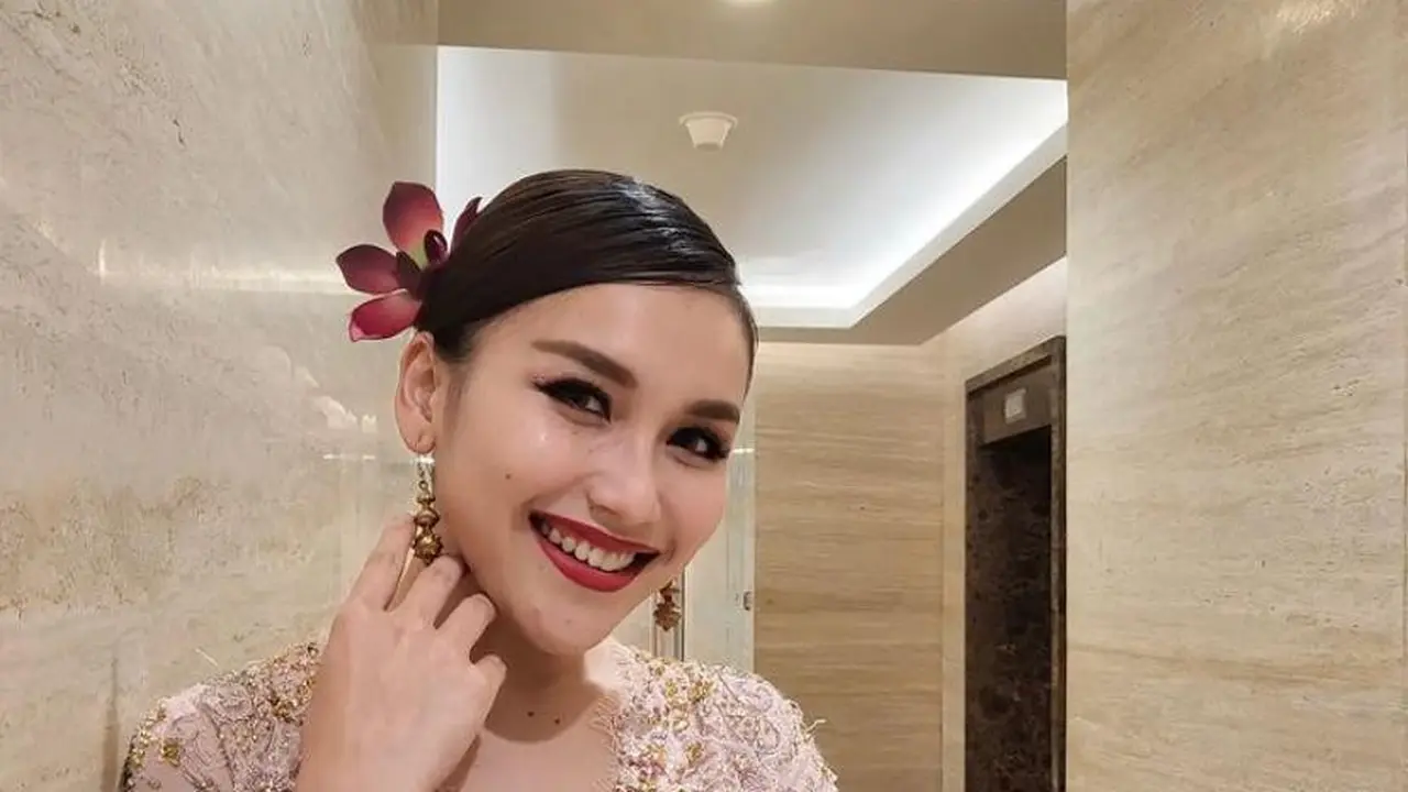8 Pesona Cantik Ayu Ting Ting Pakai Baju Kurung Melayu, Banjir Pujian Warganet