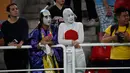 Atribut unik dua orang pendukung dari Jepang ketika meramaikan kompetisi cabang senam artistik dalam ajang Olimpiade 2016, di Rio de Janeiro, 10 Agustus 2016. (AFP PHOTO/ Thomas COEX)