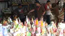 Pembeli memilih parsel yang dijual di kawasan Cikini, Jakarta, Rabu (6/6). Menjelang Hari Raya Idul Fitri, penjualan parsel para pedagang dadakan tersebut meningkat hingga 50 persen. (Liputan6.com/Immanuel Antonius)