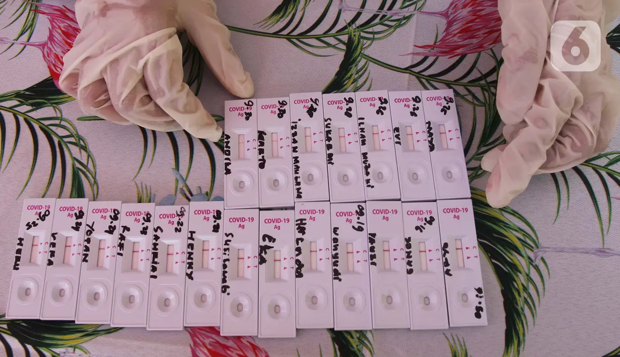 Petugas memperlihatkan hasil pemeriksaan tes swab antigen di Polsek Pamulang, Tangerang Selatan pada Rabu (19/5/2021). Swab antigen gratis itu bagi warga Pamulang yang sudah kembali usai menjalani perjalanan mudik untuk antisipasi penularan virus corona COVID-19. (merdeka.com/Arie Basuki)