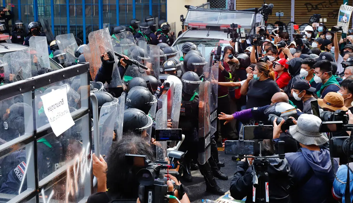 Pengunjuk rasa berhadapan dengan polisi antihuru-hara saat memprotes KTT APEC di Bangkok, Thailand, , Jumat (18/11/2022). KTT APEC yang berlangsung pada tanggal 18-19 November 2022 diwarnai aksi unjuk rasa. (AP Photo/Sarot Meksophawannakul)