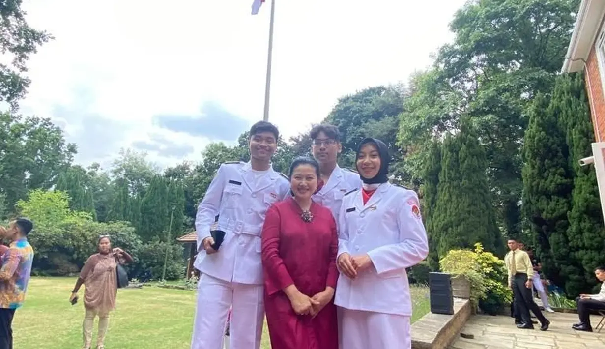 Putra Ratna Listy foto bersama istri Desra Percaya, Diana Mawarsari, usai menjalani tugasnya sebagai paskibra. (Foto: Instagram/@ratna_listy)