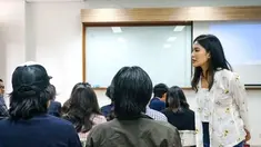 Dian Sastrowardoyo menjadi dosen tamu di almamaternya sendiri, Universitas Indonesia. Momen Dian Sastrowardoyo jadi dosen di UI ini curi perhatian karena gaya penampilannya yang anggun. Saat mengajar ia tak ragu untuk diskusi dan bertegur sapa dengan mahasiswa. (Liputan6.com/IG/therealdisastr)
