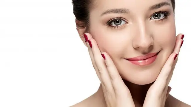 3 Resep Facial Mist Buatan Sendiri yang Menyegarkan Wajah
