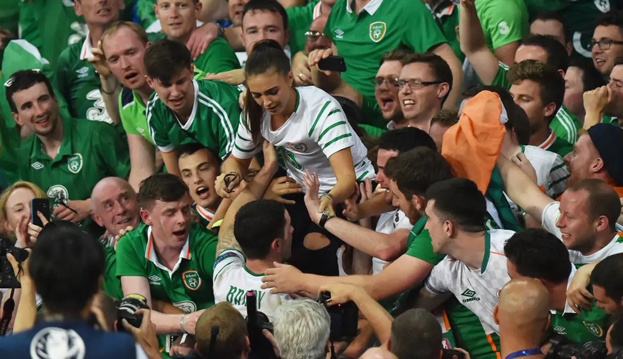 Pemain Irlandia, Robert Brady, memeluk pacarnya, Kerrie Harris, setelah mencetak gol ke gawang Italia  pada laga Grup E Piala Eropa 2016 di Stade Pierre Mauroy, Lille, Kamis (23/6/2016) dini hari WIB. (AFP/Philippe Huguen)