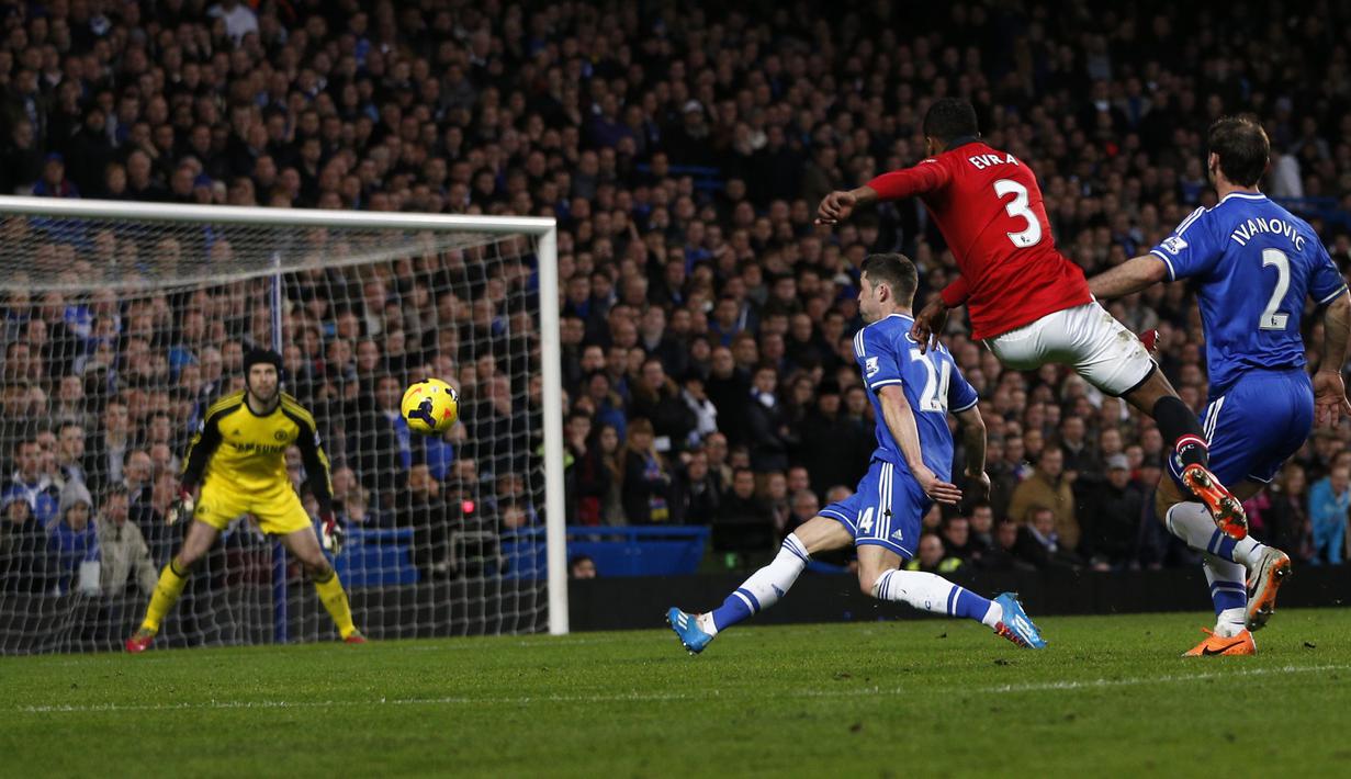 Evra lalu menjelma menjadi salah satu bek kiri terbaik di Eropa. (AFP/Adrian Dennis)