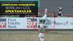 Momen unik terjadi di Divisi 2 Liga Amerika ketika bek OKC Energy berikan umpan lewat lemparan akrobatiknya dan berbuah gol spektakuler.