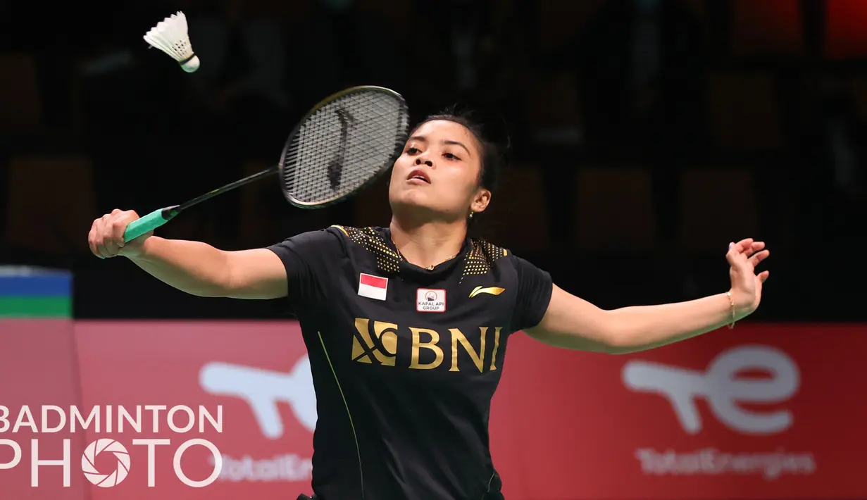 Partai pertama diawali oleh pertandingan antara tunggal putri Indonesia, Gregoria Mariska Tunjung melawan Pornpawee Chochuwong sebagai wakil Thailand. Pada gim pertama, Gregoria mampu unggul memimpin pertandingan dengan skor 21-14. (Badminton Photo/Yves Lacroix)