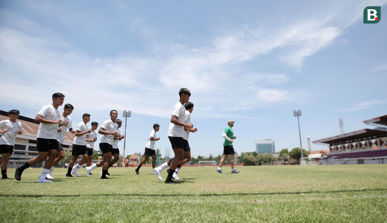 Timnas Indonesia U-20 kembali menjalani latihan ringan di Lapangan THOR, Surabaya, Sabtu (17/9/2022) jelang menghadapi Timnas Vietnam U-20 di Kualifikasi Piala Asia U-20 2023. (Bola.com/Ikhwan Yanuar)